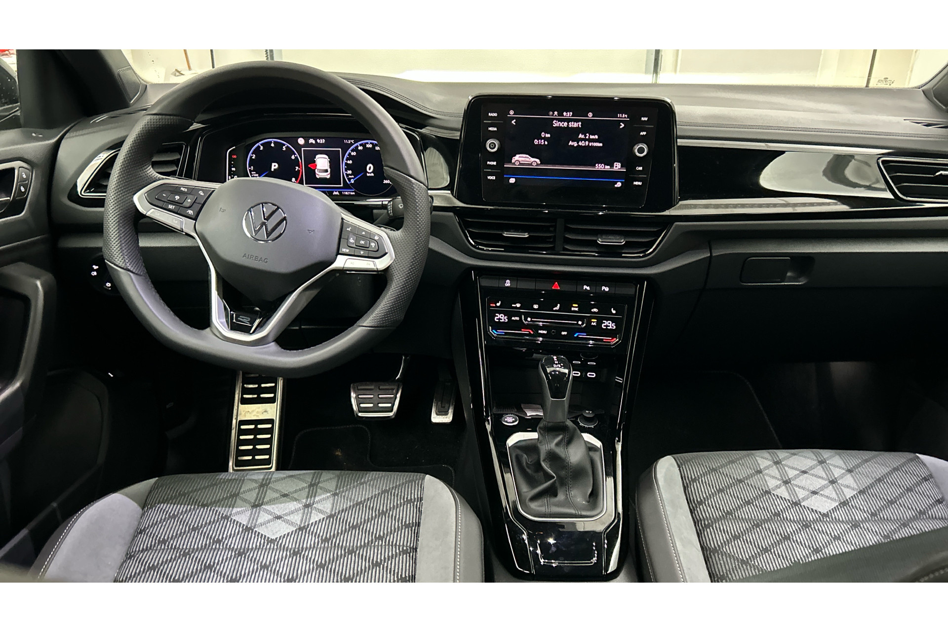 Volkswagen T-Roc 1.5 TSI R-LINE 150PK BLACK EDITION DSG 49246549-1.jpg | Hvauto.nl