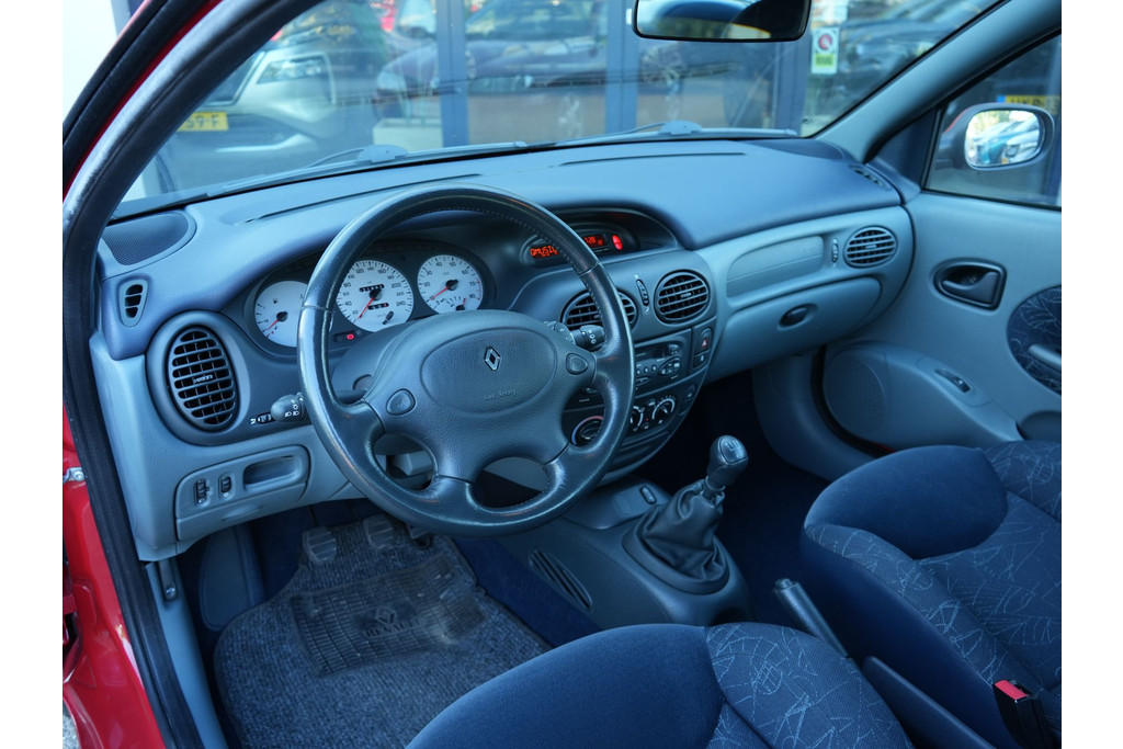 Renault Mégane COUPÉ 2.0-16V 147PK F7R 56428539-1.jpg | Hvauto.nl
